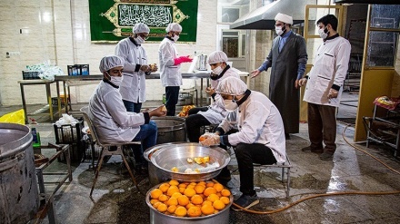 Pembuatan Jus Gratis untuk Tim Medis Ahvaz (2)