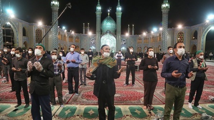 Suasana Lailatul Qadar di Kompleks Imamzadeh Helal (2)