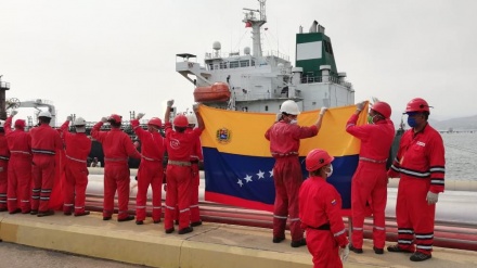 Video: Entre aplausos y alegría recibieron a primer barco con gasolina iraní