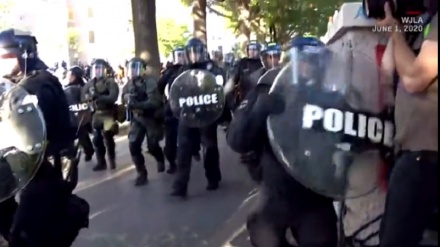 米首都の警官が特派員に暴行か、オーストラリアが調査要求