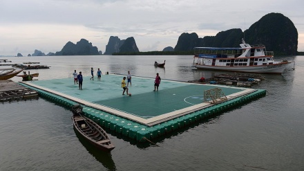 Thailandia, un campo da calcio galleggiante 