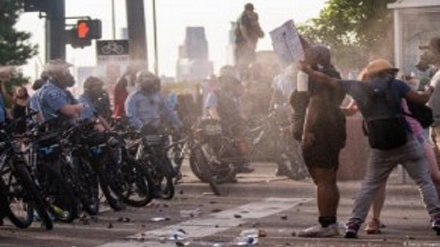 Video: Oficial apunta y dispara balas de goma en rostro de un manifestante