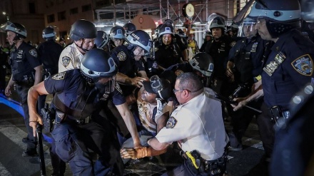 米大統領報道官が、デモ参加者への警察の暴力行為を支持