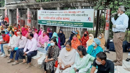 চাকরিতে পুনর্বহাল ও বেতনের দাবিতে আশুলিয়ায় গার্মেন্ট শ্রমিকদের প্রতীকী অনশন