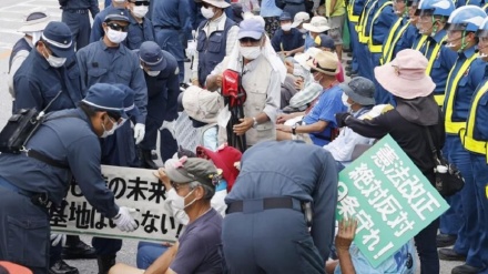 「辺野古」工事再開に抗議者が座り込み、機動隊が抗議者を排除