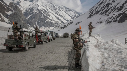 भारत-चीन सैन्य टकराव, दोनों ओर से बड़ी तबाही, मीडिया ख़ामोश, रक्षामंत्री की सेना प्रमुखों के साथ बैठक