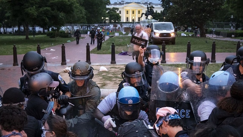 حمله پلیس آمریکا به تجمع ضدنژادپرستی مقابل کاخ سفید 