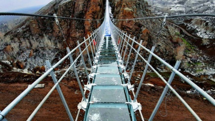 (VIDEO) Iran, il primo ponte sospeso di vetro a forma di arco 