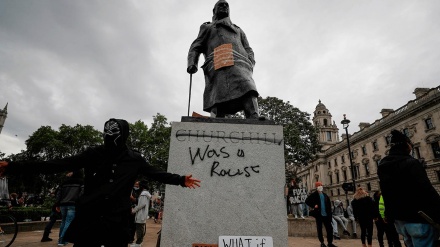 Video: Destruyen en el Reino Unido estatuas de personajes racistas