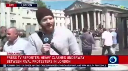 Iňlisiň polisiýasy Press TV-niň habarçysynyň mikrofonyny aldy