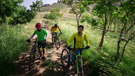Menikmati Keindahan Alam dengan Bersepeda