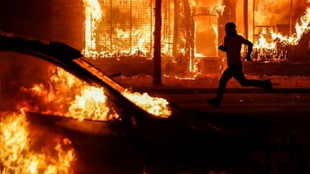 米市民の抗議運動に紛れて、極右派が破壊行為