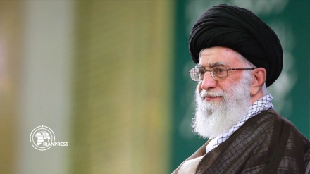 رهبر معظم انقلاب: نتیجه فشار دشمنان، نشستن مشت ملت ایران بر سینه آن‌ها خواهد بود