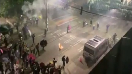 Америка полицияси Сиэтлдаги эътирозчиларга қарата ўқ отди (видео)