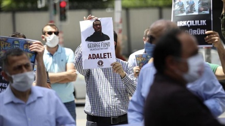 在トルコ米総領事館前で、人種差別への抗議デモ