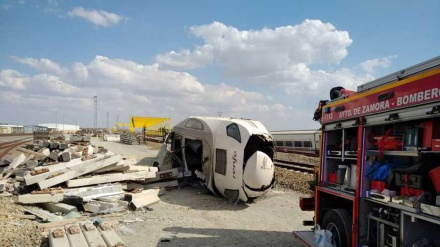 Descarrila la locomotora de un tren con 180 pasajeros en España 