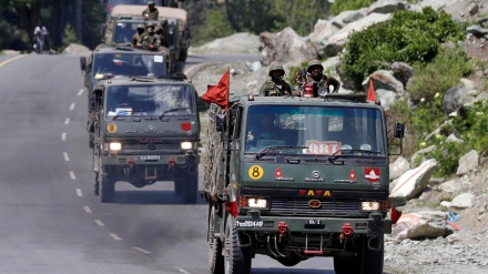 Kina betonon kufirin me Indinë