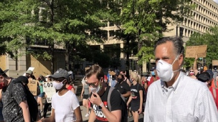 הסנאטור מיט רומני הפגין בוושינגטון על הרג ג'ורג' פלויד