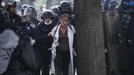 Policia franceze sulmon protestuesit