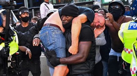 Un eroe anti-razzismo: il manifestante di colore che aiuta l'estremista di destra