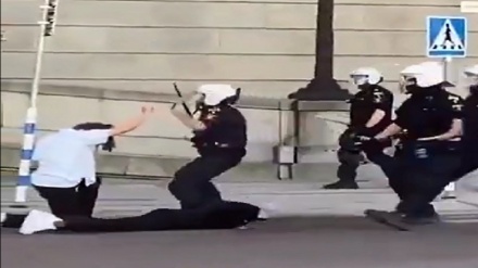 スウェーデンで、警察が反人種主義デモを襲撃（動画）