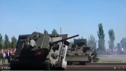 Курск жангининг 75 йиллиги шарафига ўтказилган парадда  афсонавий T-34 танки ағдарилди (видео)