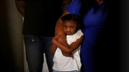 Жорж Флойднинг рафиқаси ва қизи оммавий ахборот воситалари олдида (фотожамланма)