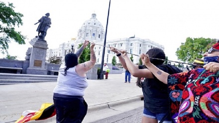 מפגינים הפילו פסל של כריסטופר קולומבוס במינסוטה