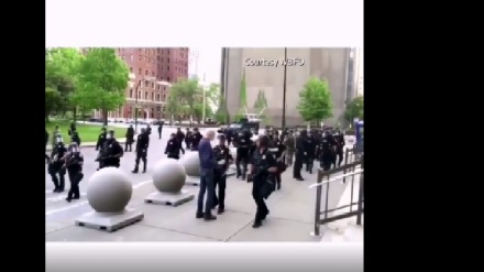 Америка полициясининг даҳшатли қупол муносабати (видео)