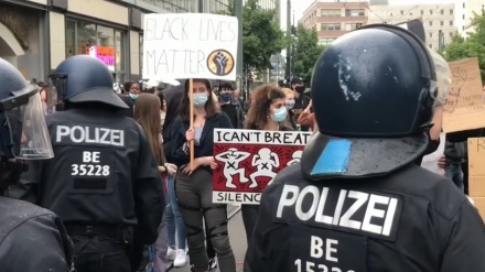 ドイツ警察が、抗議者を攻撃（動画）