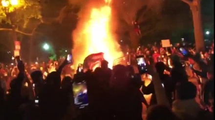 米ワシントンＤＣ・セントジョンズ教会で、抗議者が星条旗を引き下ろし焼却（動画）　