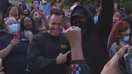 Sheriff de Michigan se une a protestas para convertirlo en “un desfile”