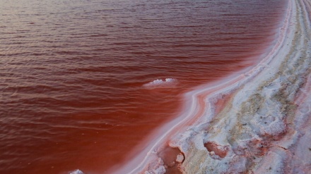 Air Danau Garam di Iran Berubah Merah (1)