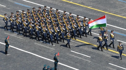 شرکت سربازان تاجیک در مراسم رژه در مسکو