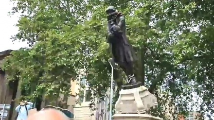 イギリス奴隷商人の銅像、抗議者たちが引きずりおろし海へ投棄（動画）