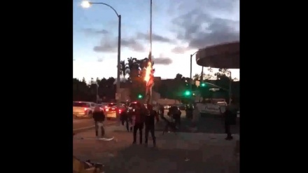 Amerikaly ýaşaýjylar bu ýurdyň baýdagyny otladylar