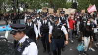 英首相官邸前での人種主義抗議者と警察の衝突