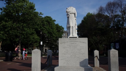 Demonstran AS Potong Kepala Patung Christopher Columbus