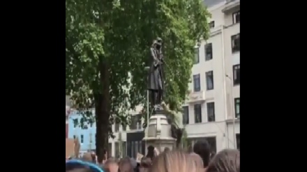 Англиядаги эътирозчилар Эдвард Каллстан ҳайкалини ағдариб ташлашди (видео)