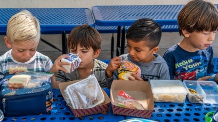 米国で食料支援パックを必要とする子どもたちは、なお数百万人