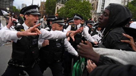 英首相官邸前での人種主義抗議者と警察の衝突報道が検閲