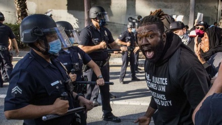 米テキサスで、抗議者数十名が負傷