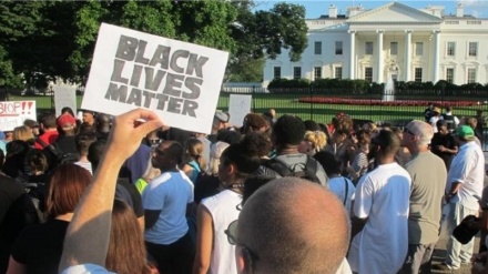 米大統領、ホワイトハウス前でのデモを受け、一時地下壕に避難　