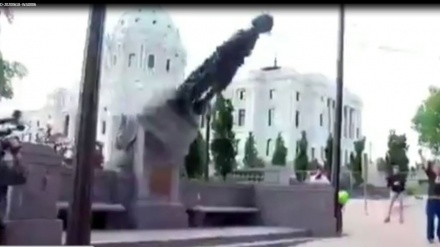 Günbatarda zulum-yň somwollary ýykylýar