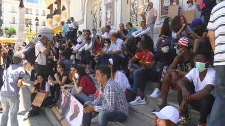Tunisia, giovani ancora in piazza: scontri con polizia  