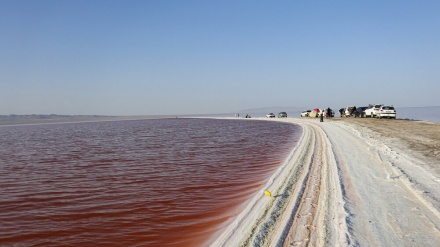 Air Danau Garam di Iran Berubah Merah (2)