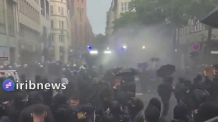 Almanya'da polis protestoculara saldırdı