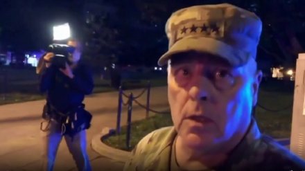 アメリカ統合参謀本部議長が、抗議者弾圧の場面に