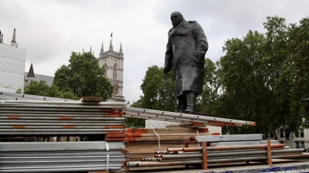 英で、人種主義者の銅像の周囲に防護壁（動画）