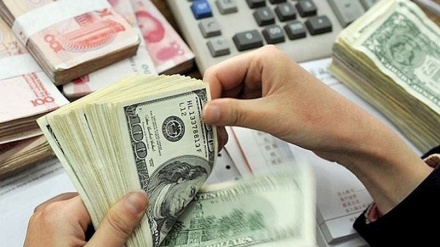 Iran tightens currency control by setting cap on carrying foreign cash